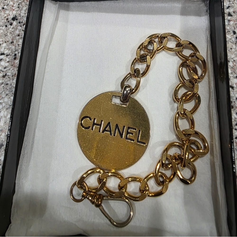 Chanel Vintage Belt Attachment Or Bag Hangtag Medallion 24k Gold Plated View 6